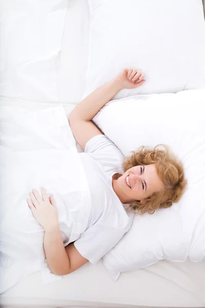 Jovem Mulher relaxante na cama — Fotografia de Stock